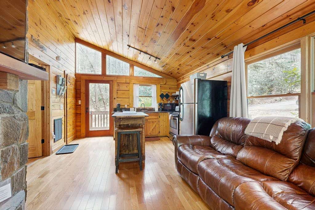 Cozy Cabin w/ Hot Tub in the Nantahala Gorge, Firepit, Fireplace,Patio, W/D