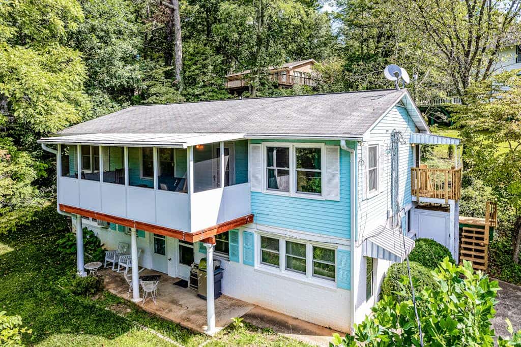 Upstairs, dog-friendly retreat with forest views, full kitchen, plus pool access