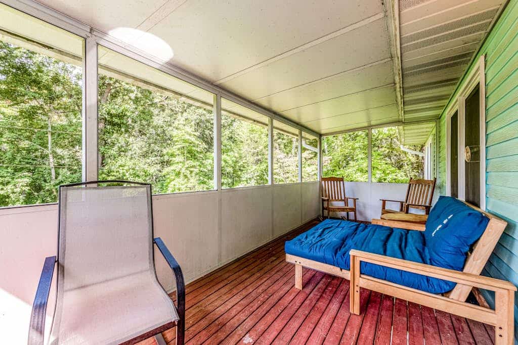 Upstairs, dog-friendly retreat with forest views, full kitchen, plus pool access