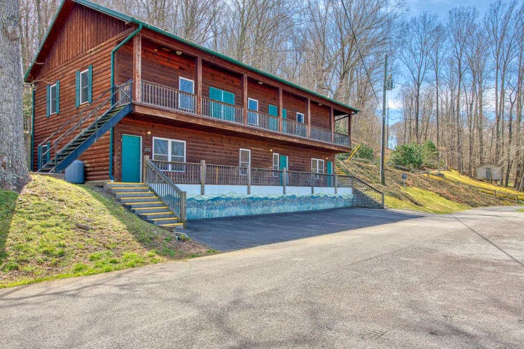 Classic lake cabin with WiFi, deck, kitchen, partial AC - dogs OK