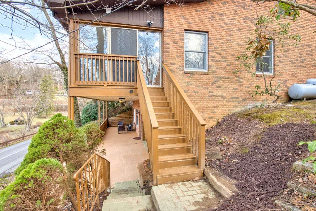 Lake view retreat with seven bedrooms and a scenic deck - pool & tennis access