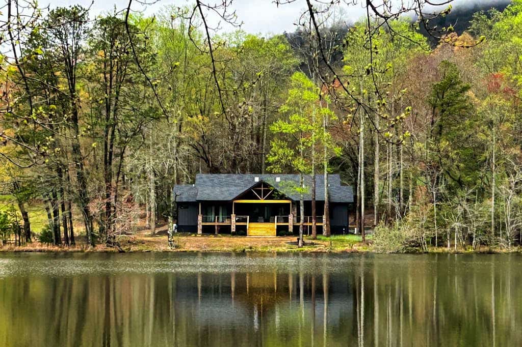 BRAND NEW Perfect Getaway with Lake Views, Full Kitchen and Outdoor Fire Pit
