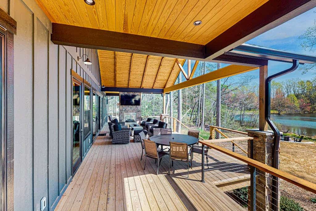 BRAND NEW Perfect Getaway with Lake Views, Full Kitchen and Outdoor Fire Pit