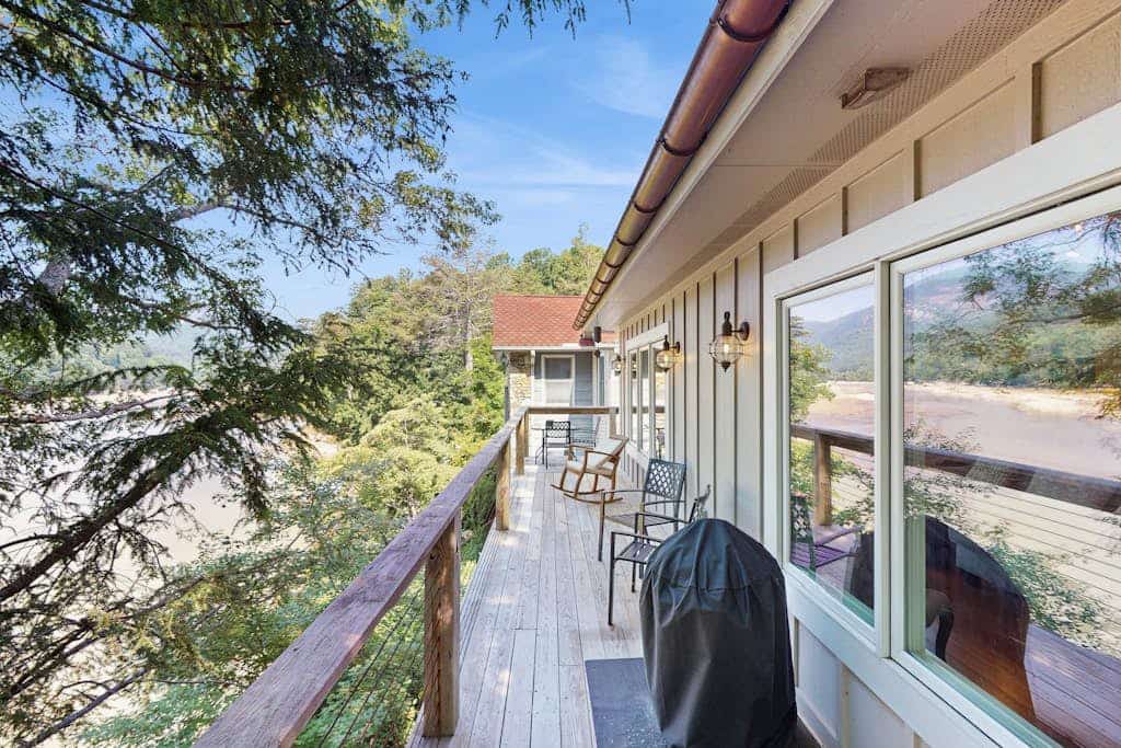 Stunning Lake Front with outdoor dining, gas fireplace, Wifi, and A/C