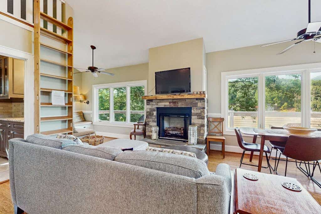 Stunning Lake Front with outdoor dining, gas fireplace, Wifi, and A/C