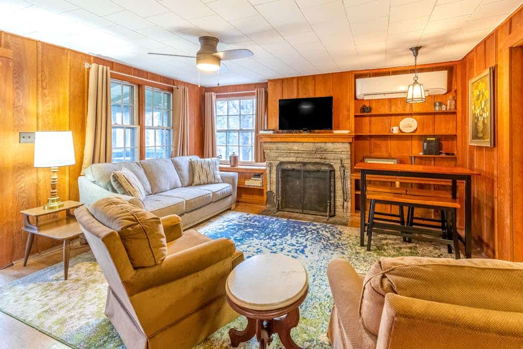 Quaint mountain cabin with porch, washer/dryer, and free WiFi