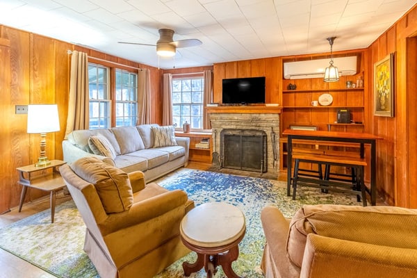 Quaint mountain cabin with porch, washer/dryer, and free WiFi