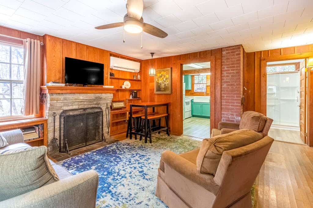 Quaint mountain cabin with porch, washer/dryer, and free WiFi