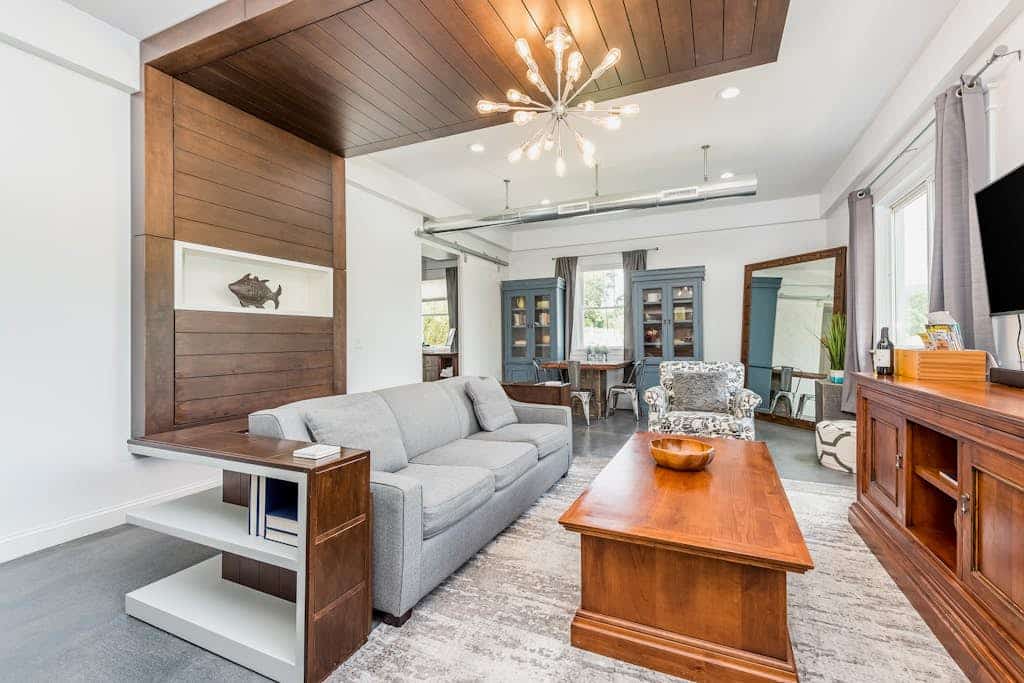 Desirable escape near downtown with firepit, fast WiFi, central AC & kitchenette