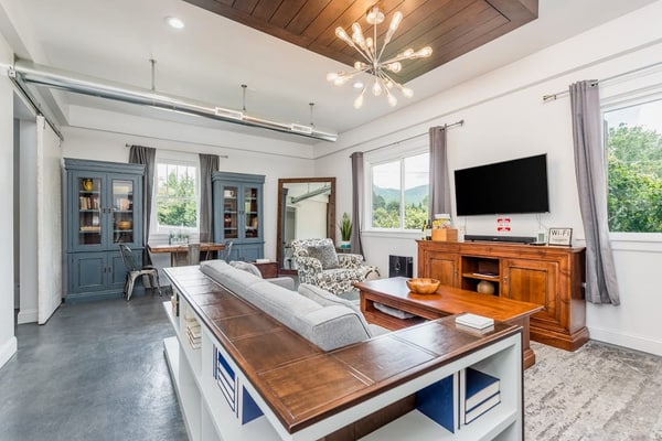 Desirable escape near downtown with firepit, fast WiFi, central AC & kitchenette