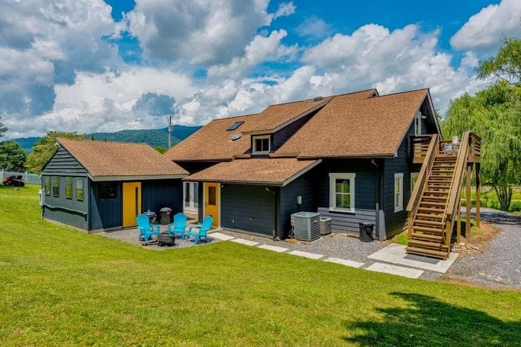 Idyllic home with 2 separate apartments near skiing/hiking - firepit, fast WiFi