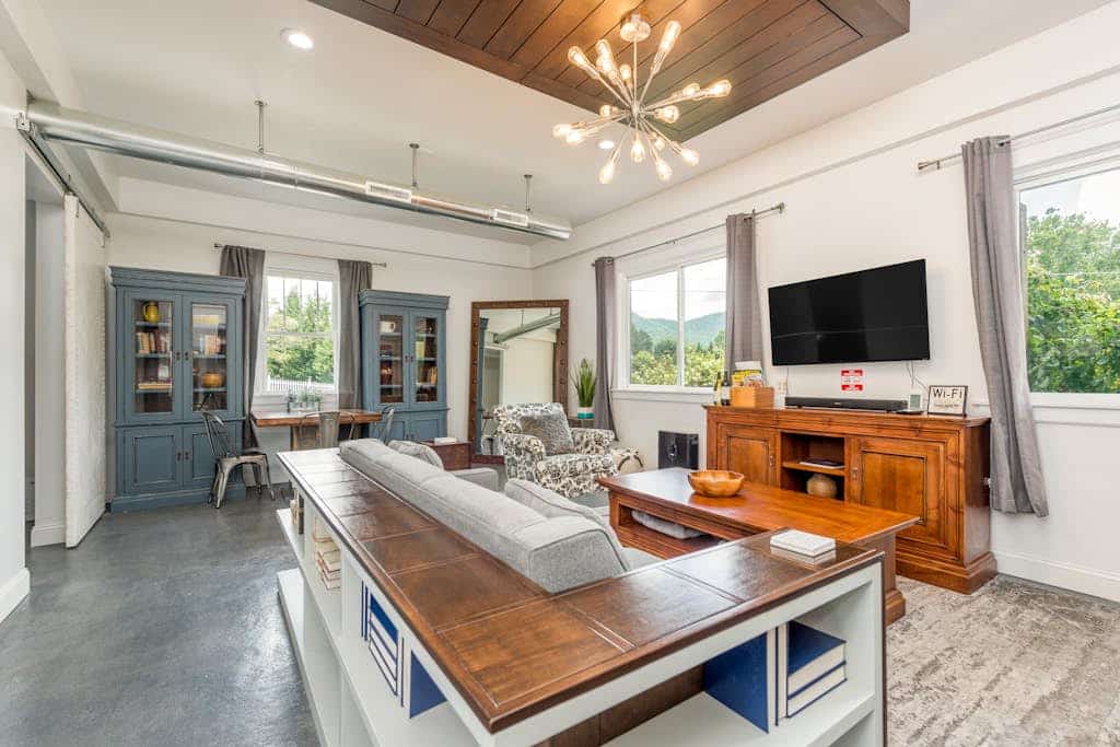 Idyllic home with 2 separate apartments near skiing/hiking - firepit, fast WiFi