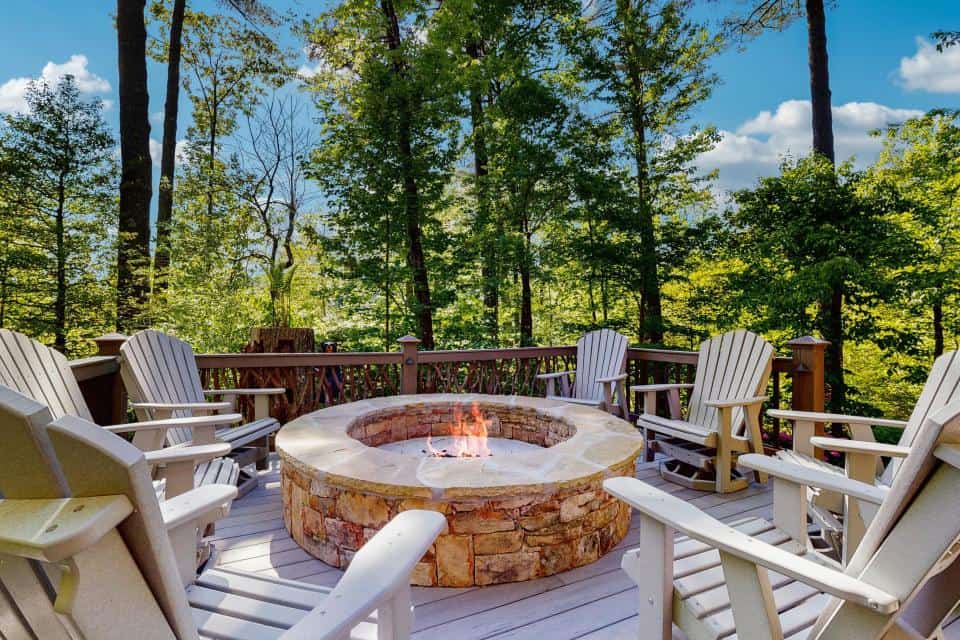 Dog-friendly, upscale cabin with gourmet kitchen, entertaining deck, & hot tub