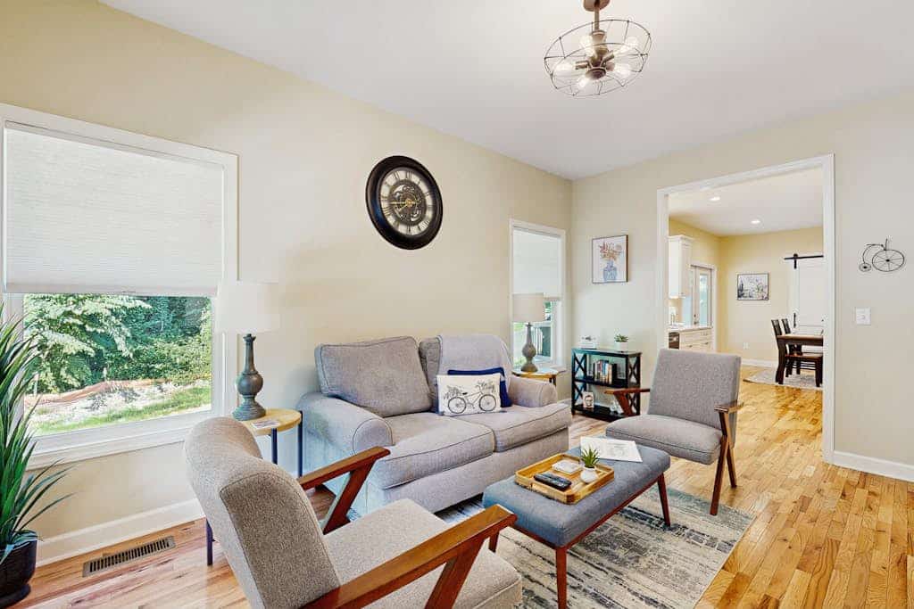 All-new cottage with deck, grill, & washer/dryer - near downtown & Rail Trail
