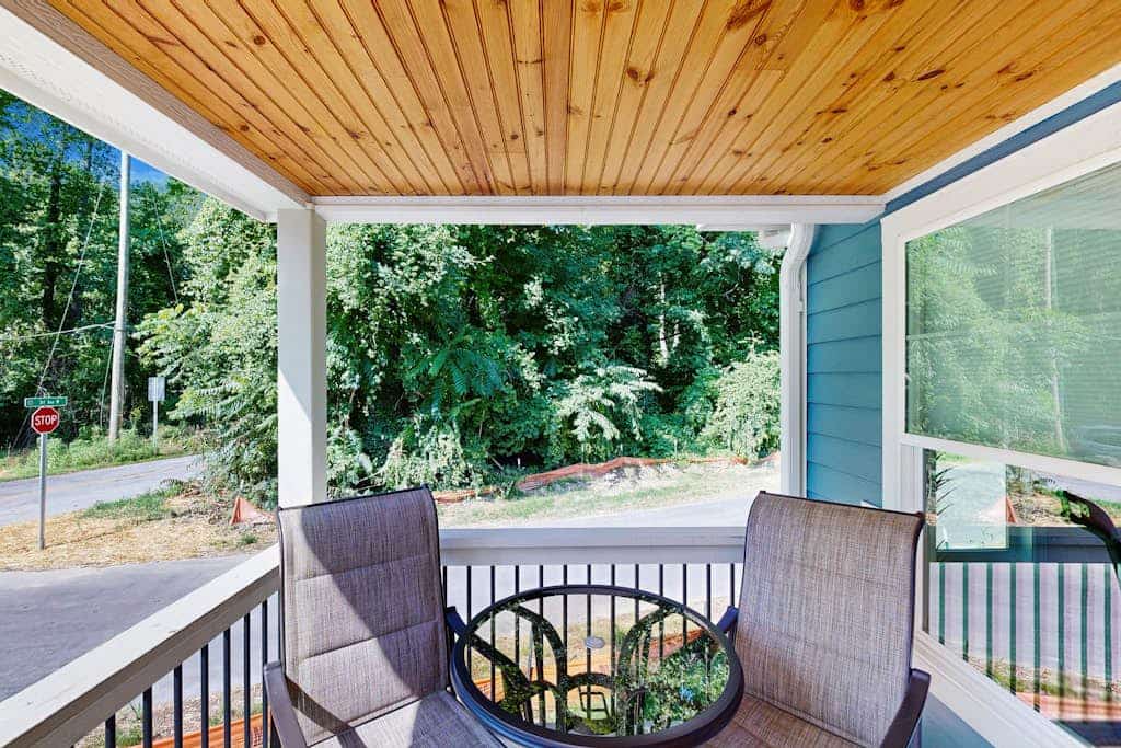All-new cottage with deck, grill, & washer/dryer - near downtown & Rail Trail