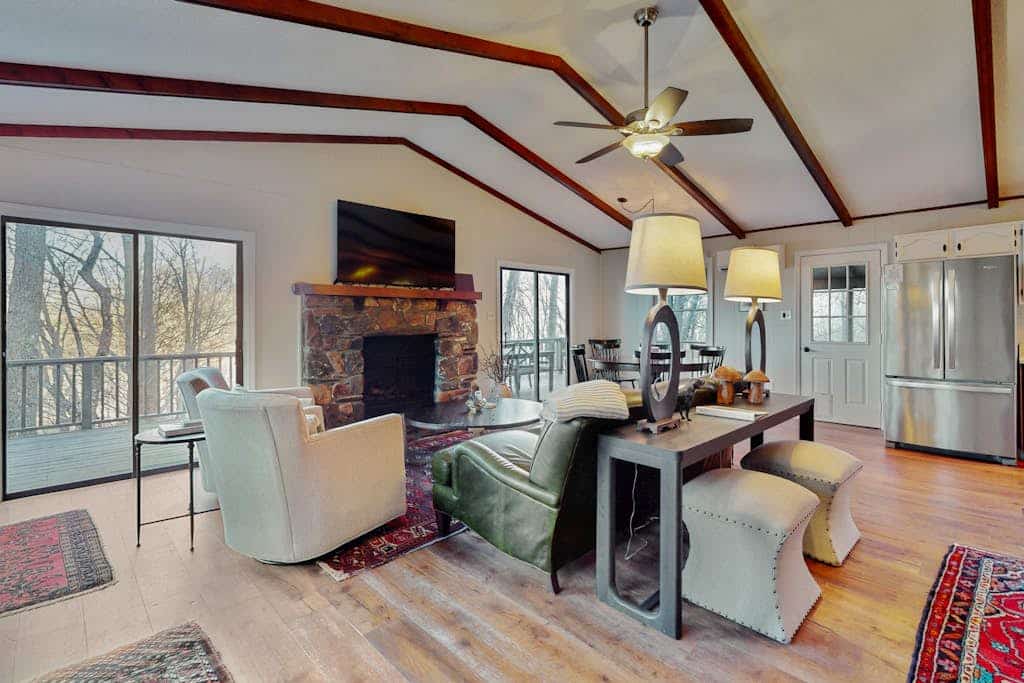 All-seasons Connestee Falls cabin with lake, pool, & athletic courts - fireplace