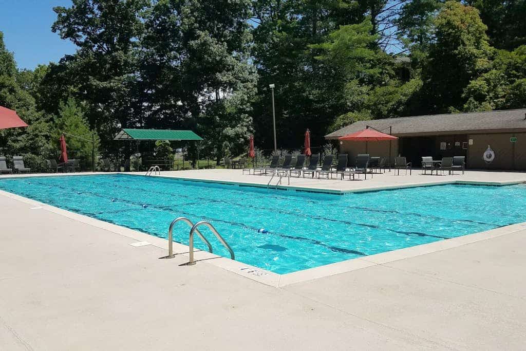 All-seasons Connestee Falls cabin with lake, pool, & athletic courts - fireplace