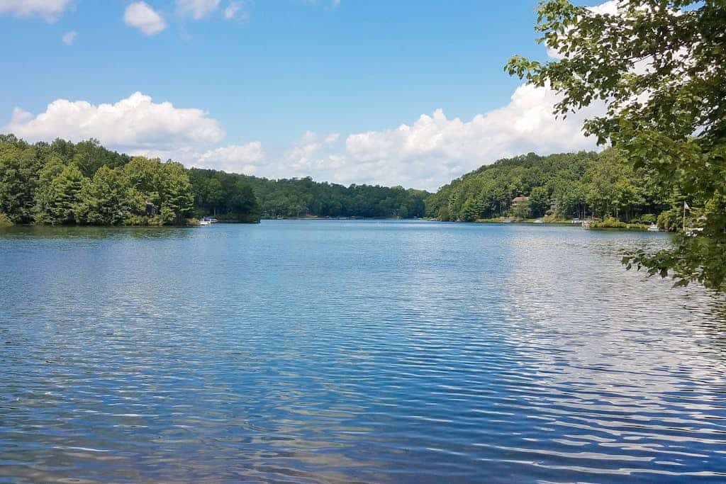 All-seasons Connestee Falls cabin with lake, pool, & athletic courts - fireplace