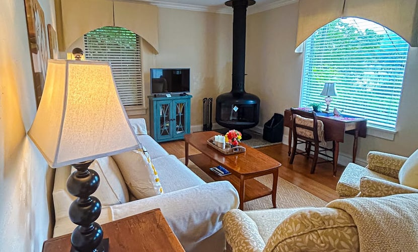 Tranquil Lake Junaluska cottage: serene views, modern comforts, adventure