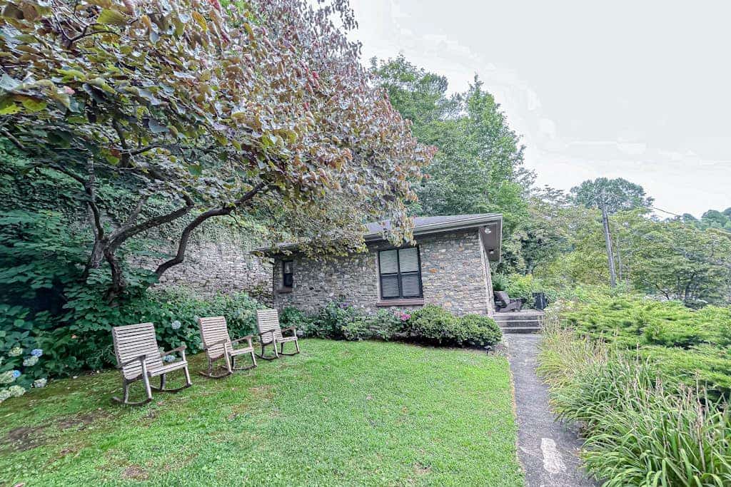 Tranquil Lake Junaluska cottage: serene views, modern comforts, adventure