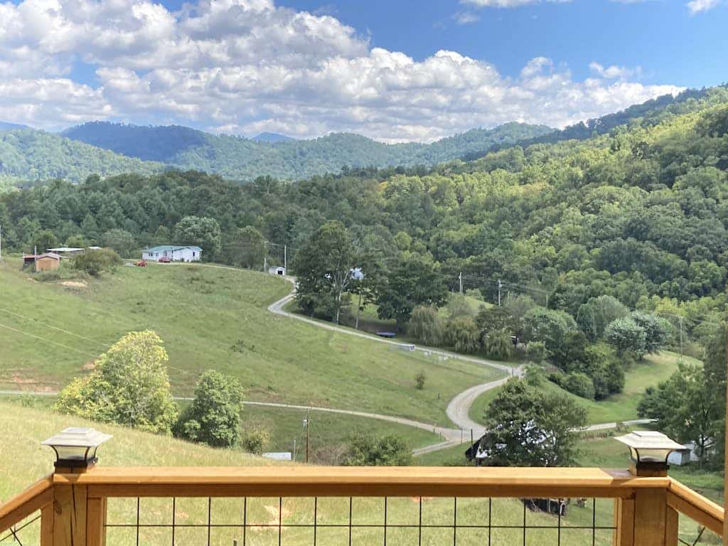 Cozy cabin with amazing views, private hot tub, & covered porch. Nearby skiing.