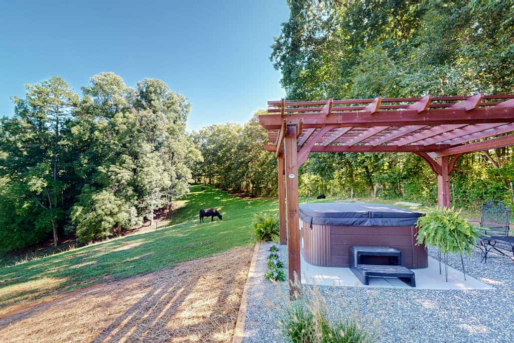 Cozy cabin with amazing views, private hot tub, & covered porch. Nearby skiing.