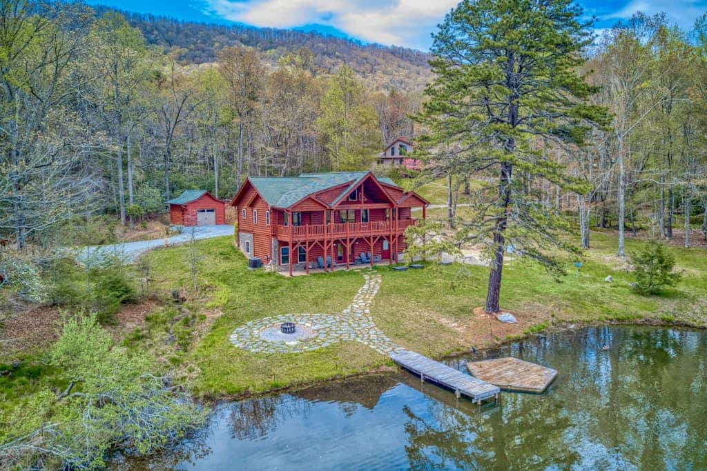 Lakefront cabin & tiny home with a firepit, wet bar, washer/dryer, dock