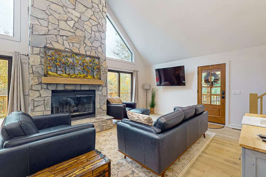 Tranquil Paws: Your Dog-Friendly Haven in Lake Lure with a Hot Tub