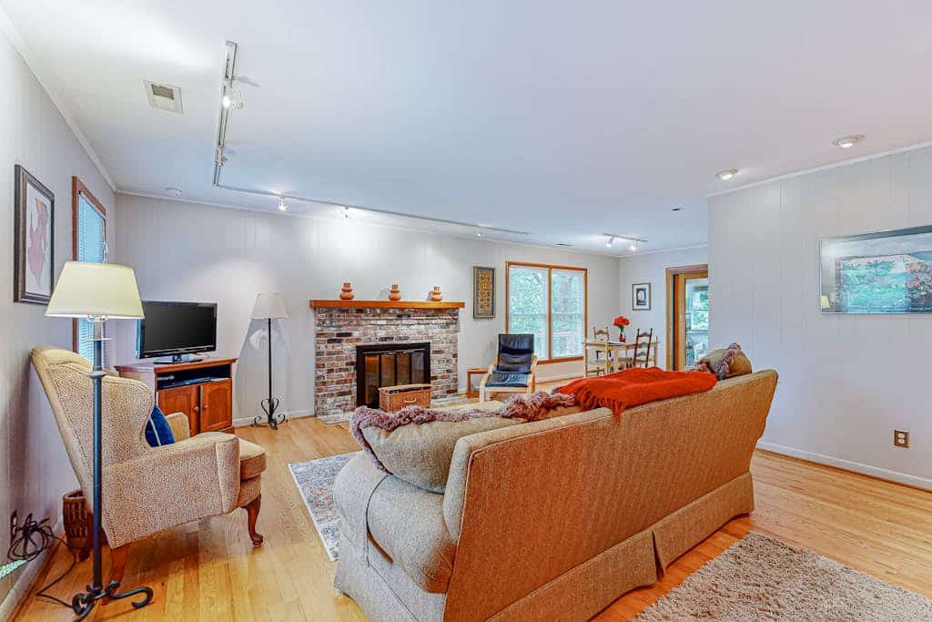 Experience 'Sunny Retreat' in Lake Junaluska - Cozy Sunroom, Pool, Trails, More