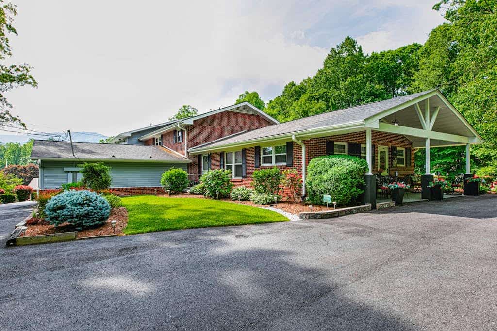 Charming Oasis w/ Alfresco Dining, 3 Smart TVs, Gas Grill & Gym