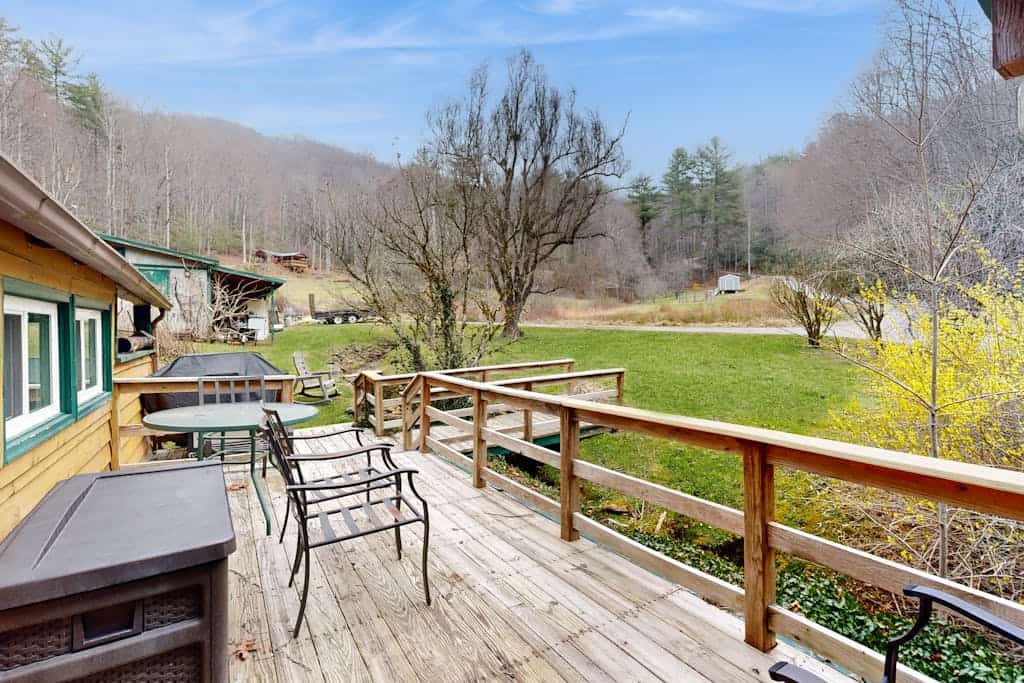Historic, private log cabin w/ deck, fireplace & wood stove - one dog OK