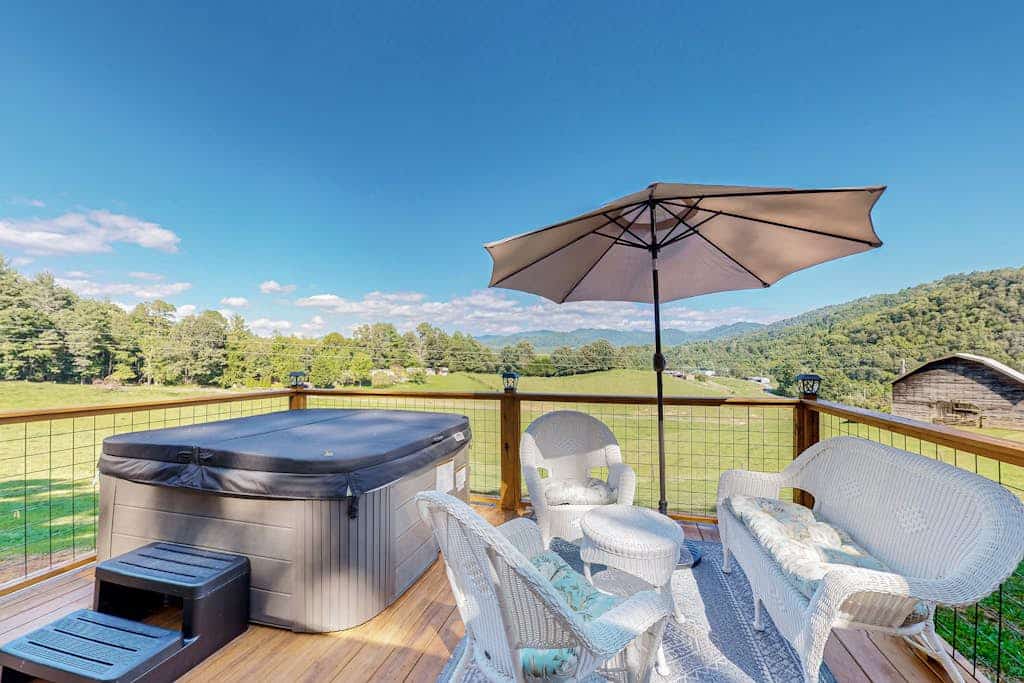 Scenic Cabin w/ Private Hot Tub, Amazing Views, & Covered Porch. Nearby Skiing