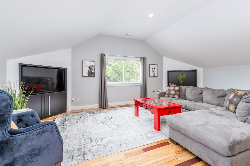 Old Lytle Cove Rd - Upper Unit