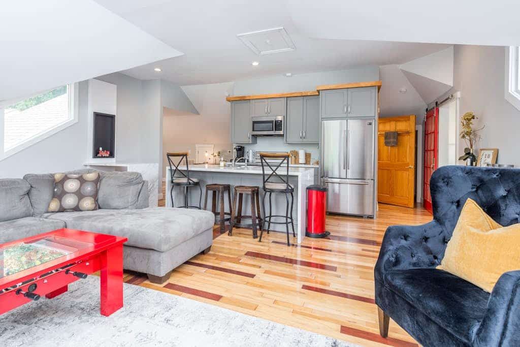 Fantastic upper apartment with fast WiFi, full kitchen, firepit & central AC