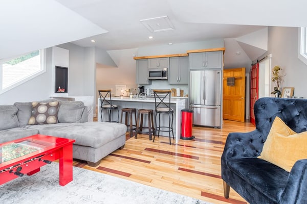 Fantastic upper apartment with fast WiFi, full kitchen, firepit & central AC