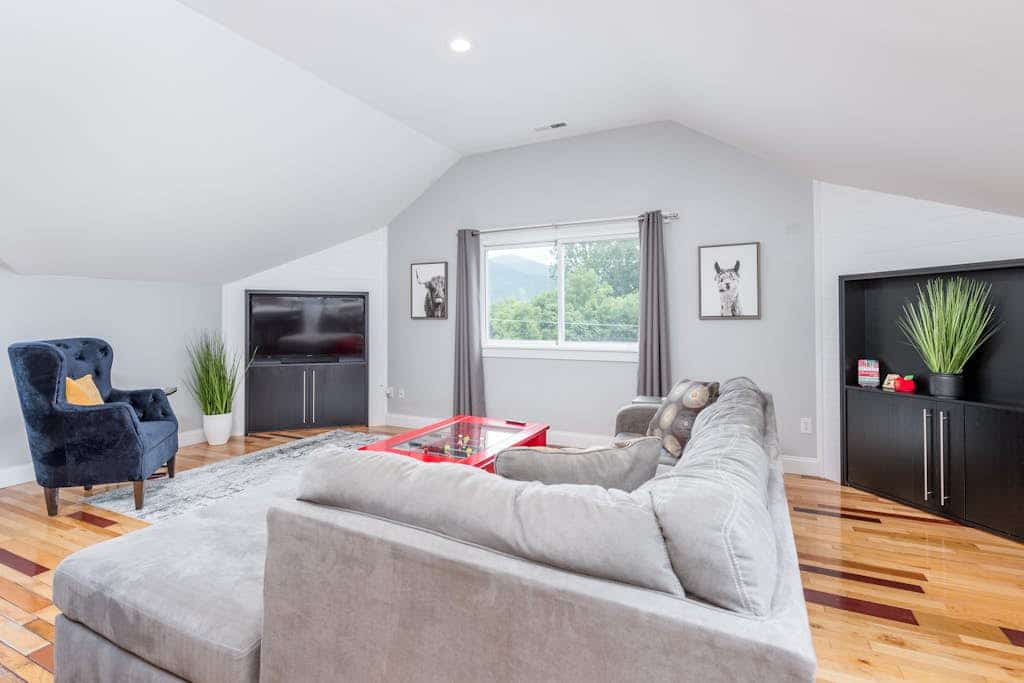 Fantastic upper apartment with fast WiFi, full kitchen, firepit & central AC