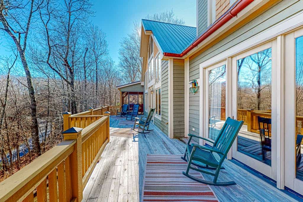 Updated mountain view cabin with vaulted ceilings, large deck, & chef's kitchen