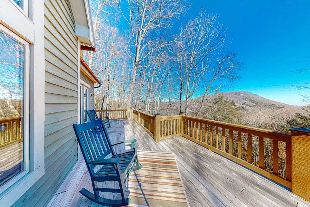Updated mountain view cabin with vaulted ceilings, large deck, & chef's kitchen