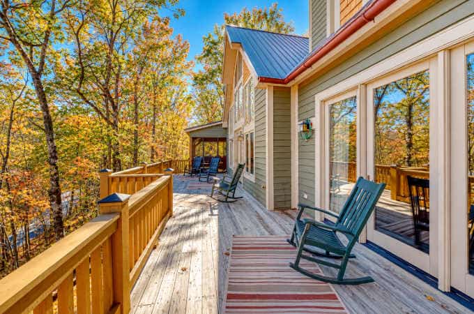 Updated mountain view cabin with vaulted ceilings, large deck, & chef's kitchen