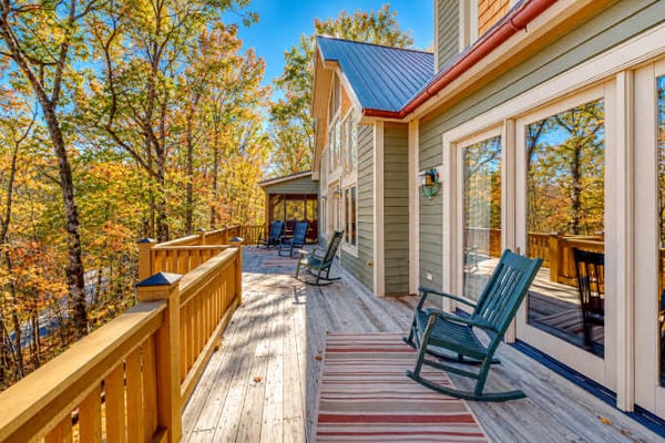 Updated mountain view cabin with vaulted ceilings, large deck, & chef's kitchen