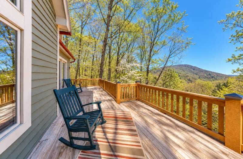 Updated mountain view cabin with vaulted ceilings, large deck, & chef's kitchen