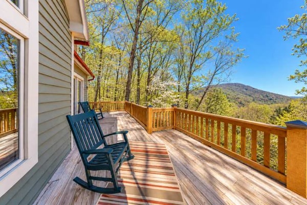 Updated mountain view cabin with vaulted ceilings, large deck, & chef's kitchen