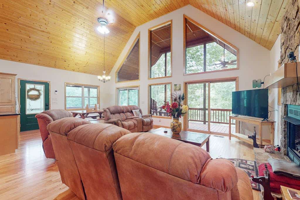 Relax by the river in Murphy: Spacious decks, stunning views, and endless advent