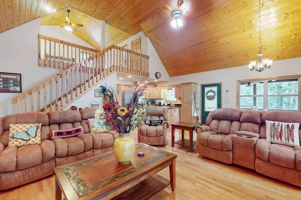 Relax by the river in Murphy: Spacious decks, stunning views, and endless advent