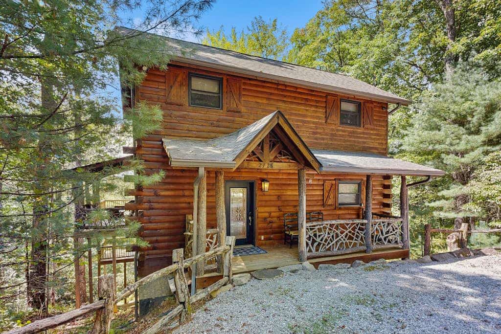 Beautiful mountain view cabin with large deck, gas grill, and amenities