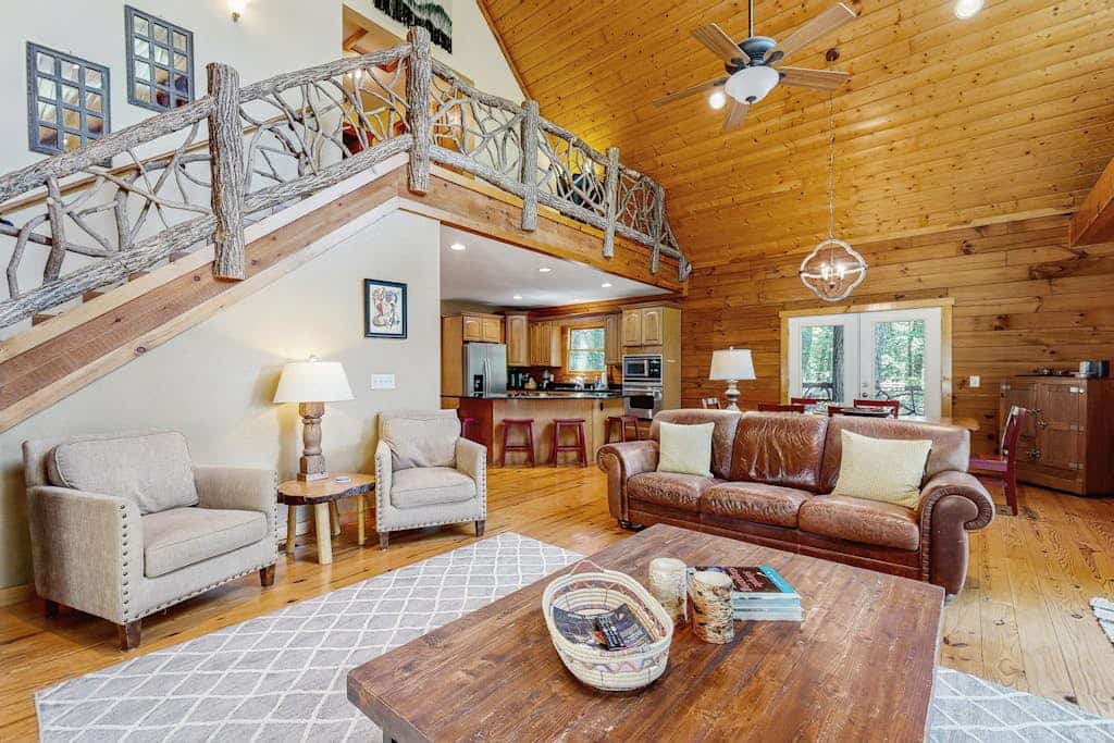 Beautiful mountain view cabin with large deck, gas grill, and amenities