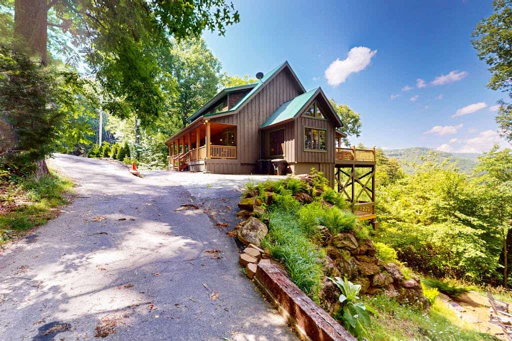 8-acre retreat near Sapphire Ski Valley w/ pool access, 2 fireplace & 2 kitchens