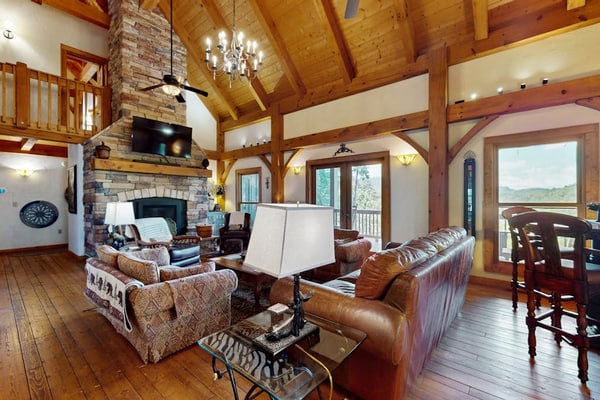 8-acre retreat near Sapphire Ski Valley w/ pool access, 2 fireplace & 2 kitchens