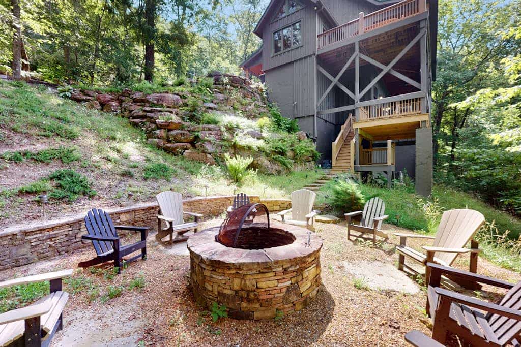 8-acre retreat near Sapphire Ski Valley w/ pool access, 2 fireplace & 2 kitchens
