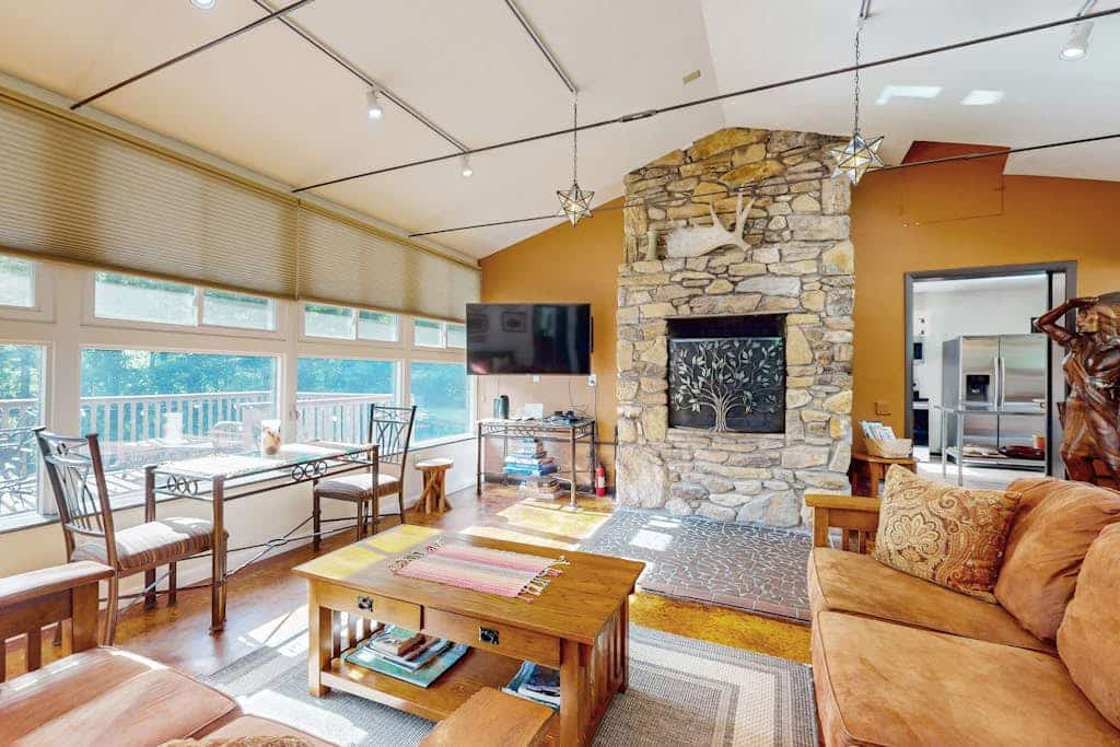 Bull Creek Ranch retreat - peaceful 3 acres on private lake with dock & volley